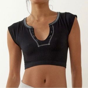 OUT FROM UNDER GO FOR GOLD SEAMLESS CROPPED TOP (BLACK)